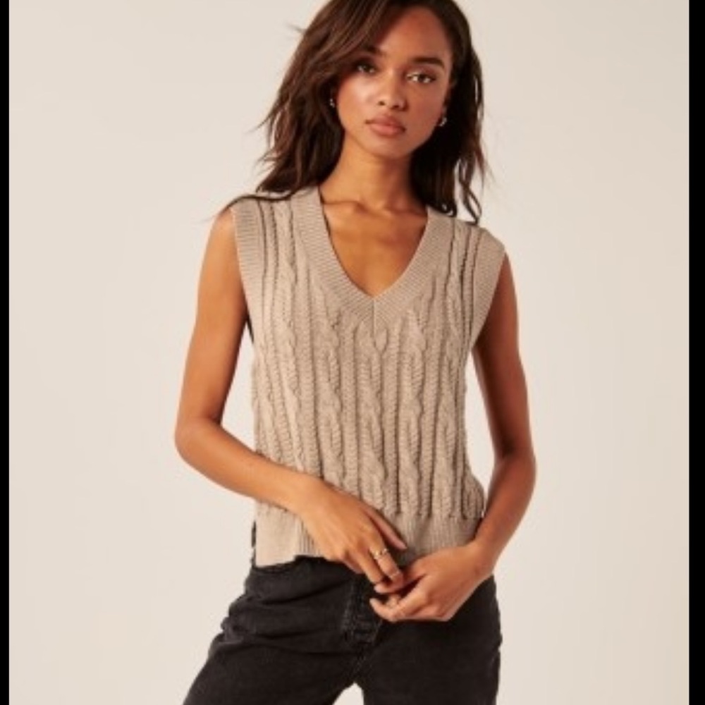 Abercrombie & Fitch Sweater Vest - Picture 3 of 4